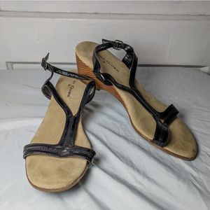 Faded Glory Size 6 Sandel Wedge Black and Tan